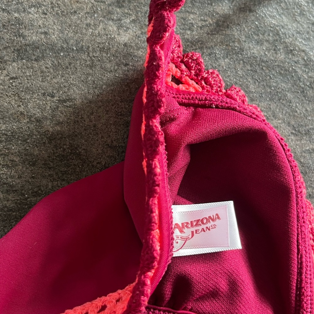 Women’s XL Arizona Jean Vibrant Pink Crochet Trim Bikini Top in good condition - Picture 8 of 8